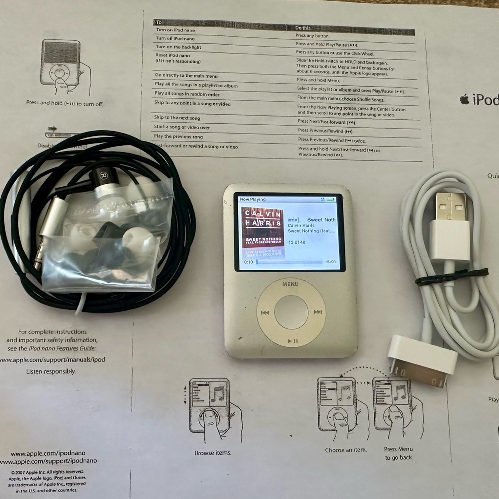 Apple iPod Nano 3rd Generation 4gb with New Accessories